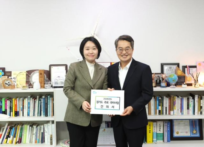 김동연 도지사가 국회 예결위 민주당 간사 이소영의원과 기념사진을 직고 있다. 경기도 제공