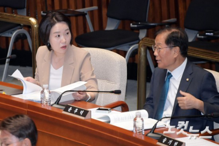지난 1일 서울 여의도 국회에서 열린 예산결산특별위원회 전체회의에서 더불어민주당 이소영 간사가 윤후덕 의원과 대화를 하고 있다. 윤창원 기자