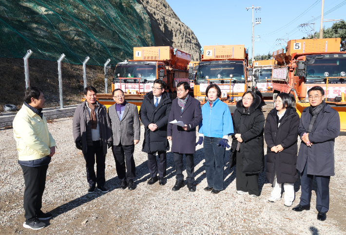 전주시의회 도시건설위원회 소속 의원들이 3일 겨울철 강설에 대비해 제설 준비 상황을 점검했다. 전주시의회 제공
