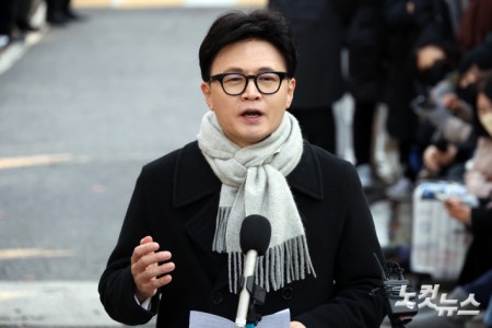 국민의힘 한동훈 전 대표가 3일 서울 여의도 국회도서관 인근 쪽문에서 12·3 비상계엄 1년을 맞아 기자회견을 하고 있다.