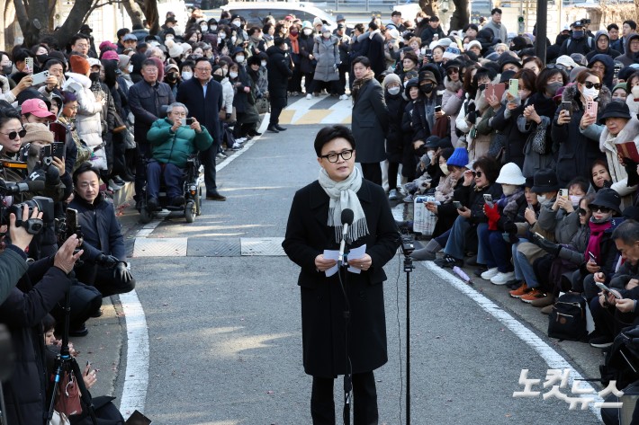국민의힘 한동훈 전 대표가 3일 서울 여의도 국회도서관 인근 쪽문에서 12·3 비상계엄 1년을 맞아 기자회견을 하고 있다.