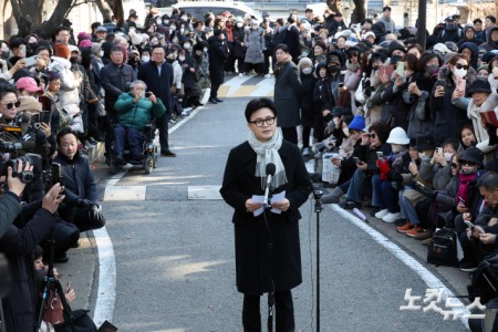 국민의힘 한동훈 전 대표가 3일 서울 여의도 국회도서관 인근 쪽문에서 12·3 비상계엄 1년을 맞아 기자회견을 하고 있다.