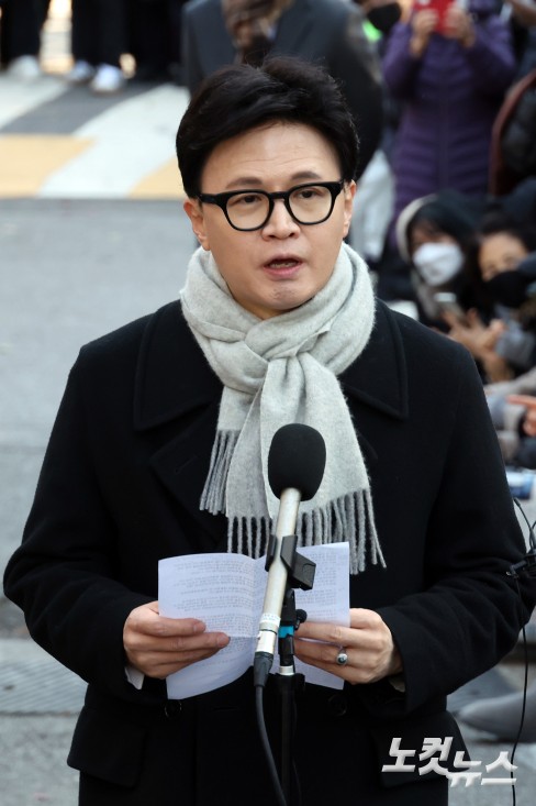 국민의힘 한동훈 전 대표가 3일 서울 여의도 국회도서관 인근 쪽문에서 12·3 비상계엄 1년을 맞아 기자회견을 하고 있다.