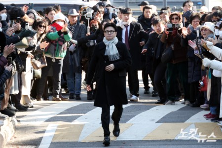 국민의힘 한동훈 전 대표가 3일 서울 여의도 국회도서관 인근 쪽문에서 12·3 비상계엄 1년을 맞아 기자회견을 위해 이동하고 있다.
