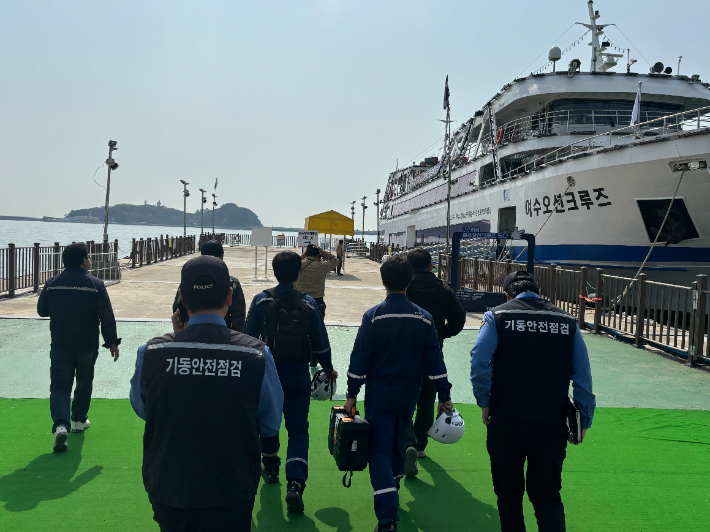여수해경이 다중이용선박을 대상으로 현장점검을 하고 있다. 여수해경 제공