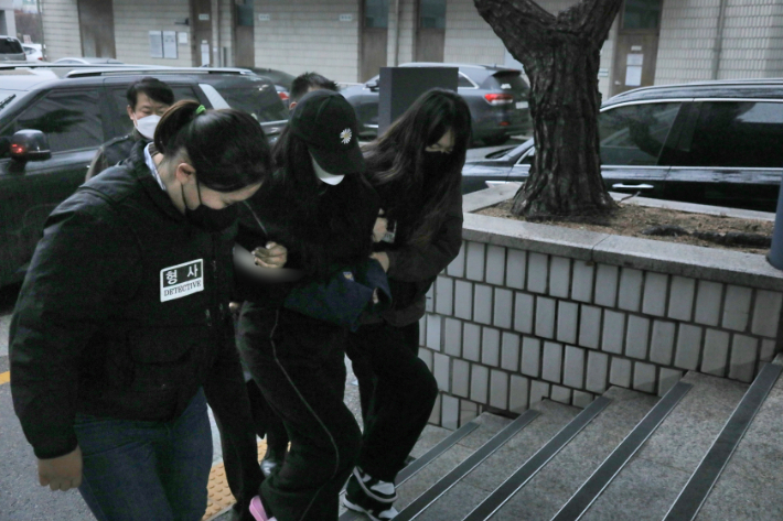 고개 숙인 '16개월 영아 사망' 친모. 연합뉴스