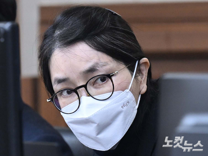 도이치모터스 주가조작과 명태균 공천개입, 통일교 청탁·뇌물 수수 의혹 혐의 등으로 구속기소 된 김건희 씨가 3일 서울 서초구 서울중앙지방법원에서 열린 자본시장법 위반 혐의 결심 공판에 출석하고 있다. 사진공동취재단