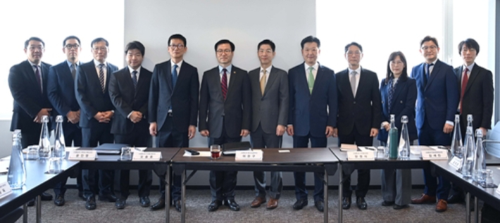 여한구 산업자원부 통상교섭본부장(왼쪽에서 6번째)이 브뤼셀에서 유럽 진출 기업인들과 간담회를 열어 유럽연합(EU) 규제로 인한 어려움을 청취했다. 산업자원부 제공