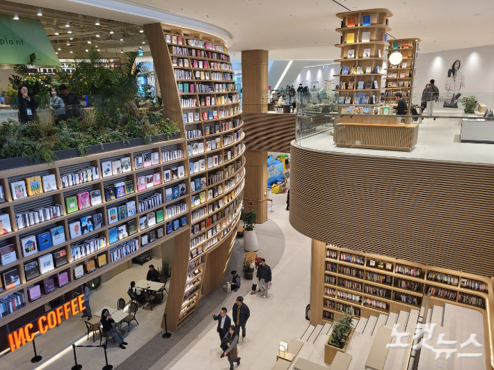 지역 주민들이 즐길 수 있게 도서관 콘셉트로 꾸민 실내. 김기용 기자