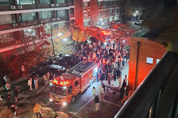 춘천 한림대 기숙사 화재로 피신한 기숙사 학생들. 강원소방본부 제공