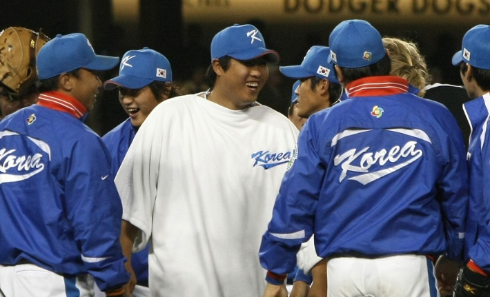 2009 월드베이스볼클래식 당시 베네수엘라와 경기에서 승리한 뒤 류현진(가운데)이 동료들과 기뻐하는 모습. 연합뉴스