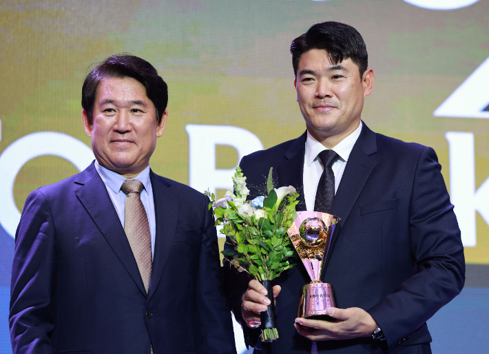 2025 신한 SOL뱅크 KBO 시상식에서 KBO 리그 투수 부문 홀드상을 수상한 SSG의 노경은(오른쪽)과 조계현 KBO 전력강화위원장. 연합뉴스 