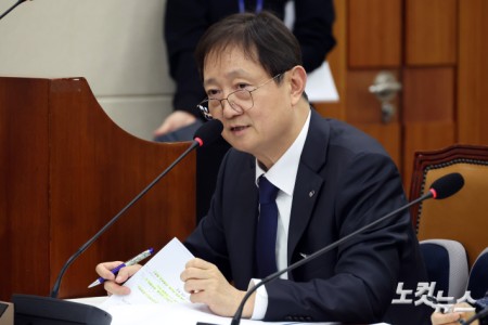 이찬진 금융감독원장이 3일 서울 여의도 국회에서 열린 정무위원회 전체회의 쿠팡 개인정보 유출 관련 현안질의에서 의원 질의에 답변을 하고 있다.