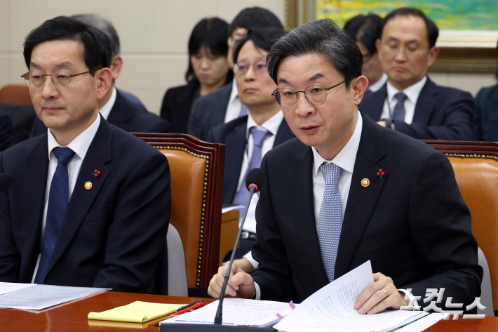 이억원 금융위원장이 3일 서울 여의도 국회에서 열린 정무위원회 전체회의 쿠팡 개인정보 유출 관련 현안질의에서 의원 질의에 답변을 하고 있다.