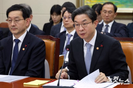 이억원 금융위원장이 3일 서울 여의도 국회에서 열린 정무위원회 전체회의 쿠팡 개인정보 유출 관련 현안질의에서 의원 질의에 답변을 하고 있다.