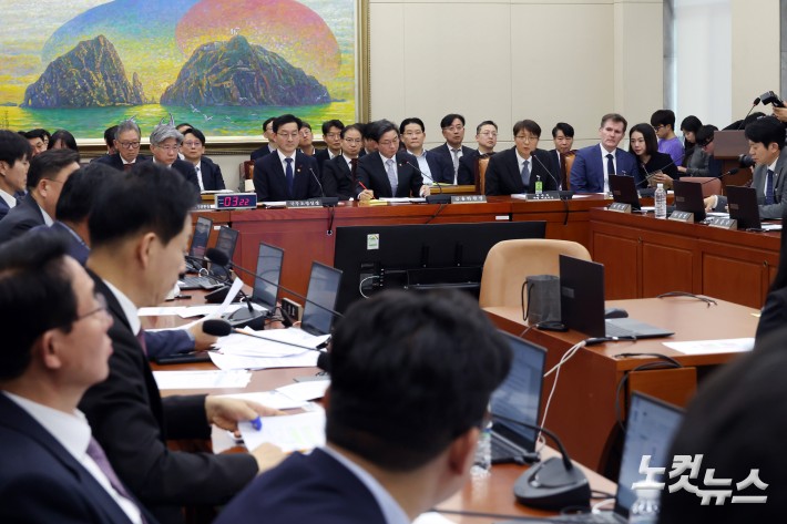 3일 서울 여의도 국회에서 열린 정무위원회 전체회의 쿠팡 개인정보 유출 관련 현안질의에서 박대준 쿠팡 대표이사가 의원 질의에 답변을 하고 있다.