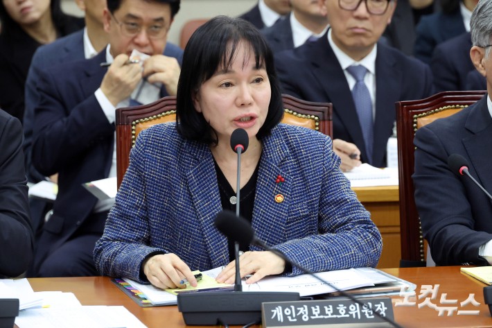 송경희 개인정보보호위원장이 3일 서울 여의도 국회에서 열린 정무위원회 전체회의 쿠팡 개인정보 유출 관련 현안질의에서 의원 질의에 답변을 하고 있다.