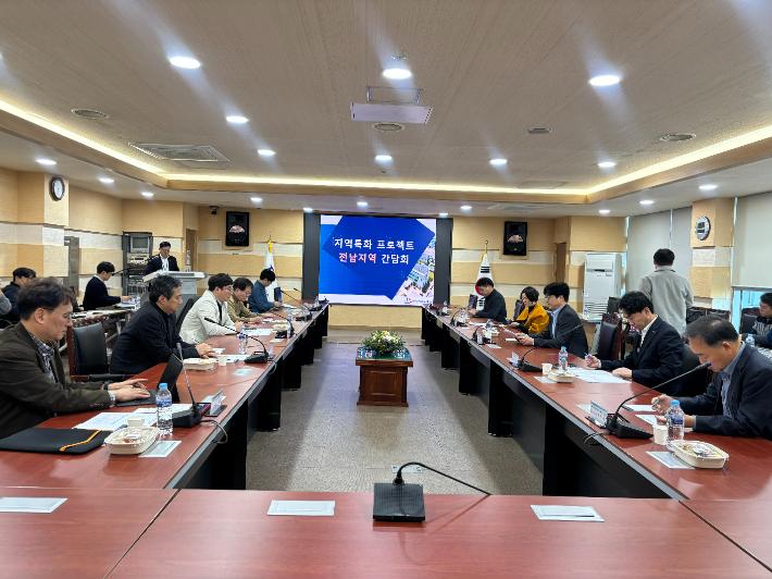 '레전드50+' 참여기업과 간담회. 전남테크노파크 제공