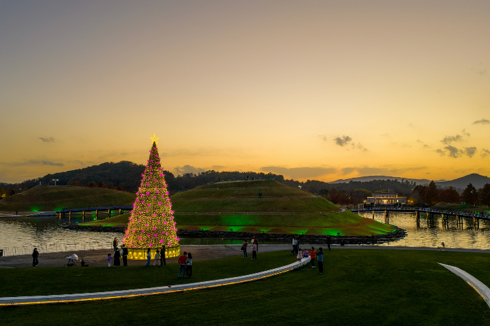 노을과 함께하는 순천만국가정원 호수정원 대형트리. 순천시 제공