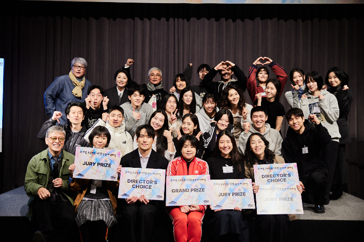 제8회 '배우프로젝트–60초 독백 페스티벌' 현장에서 24인의 본선 진출자와 심사위원이 단체 사진을 찍고 있다. 서울독립영화제 제공