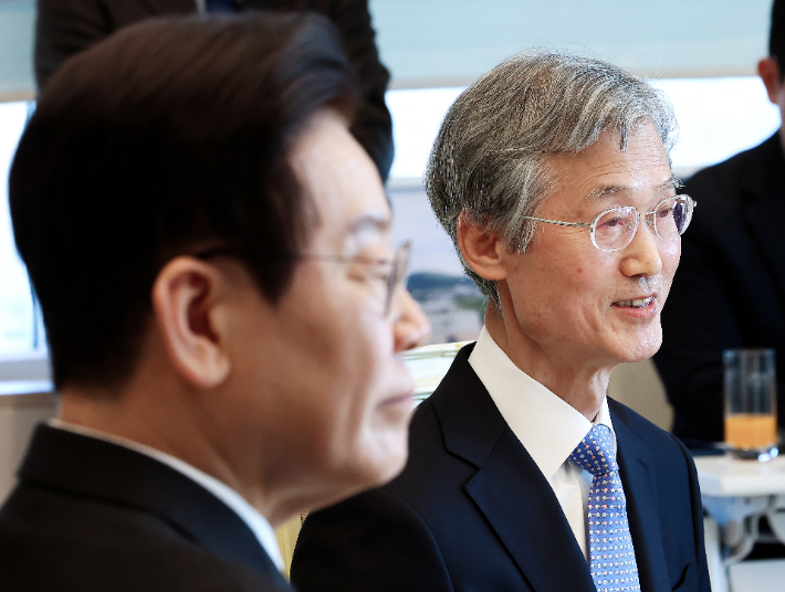 조희대 대법원장이 3일 용산 대통령실에서 이재명 대통령이 참석한 가운데 열린 5부 요인 초청 오찬 간담회에서 발언하고 있다. 연합뉴스