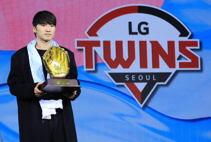 한국프로야구선수협회 시상식인 2025컴투스프로야구 리얼 글러브 어워드에서 외야수 부문을 수상한 LG박해민. 연합뉴스 