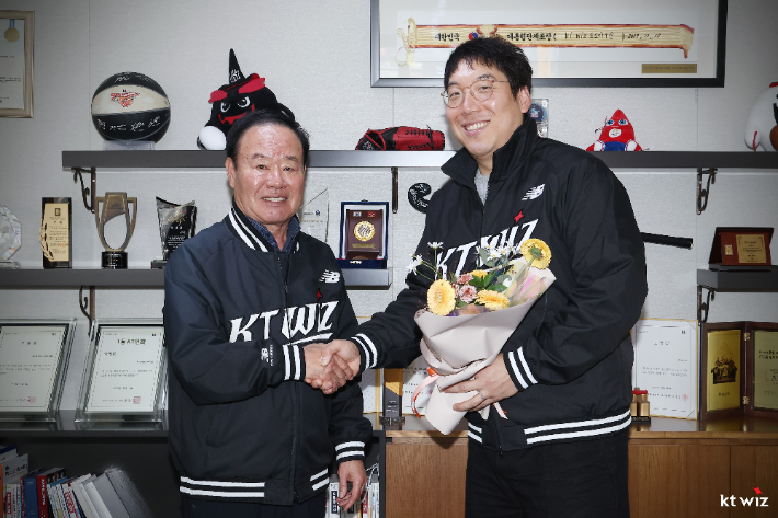 김현수(오른쪽)가 kt와 FA 계약을 한 뒤 이호식 대표이사와 기념 촬영을 하고 있다. kt 