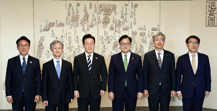 이재명 대통령이 3일 용산 대통령실에서 열린 5부 요인 초청 오찬 간담회에 앞서 기념촬영을 하고 있다. 왼쪽부터 김민석 국무총리, 조희대 대법원장, 이재명 대통령, 우원식 국회의장, 김상환 헌법재판소장, 노태악 중앙선거관리위원장. 연합뉴스