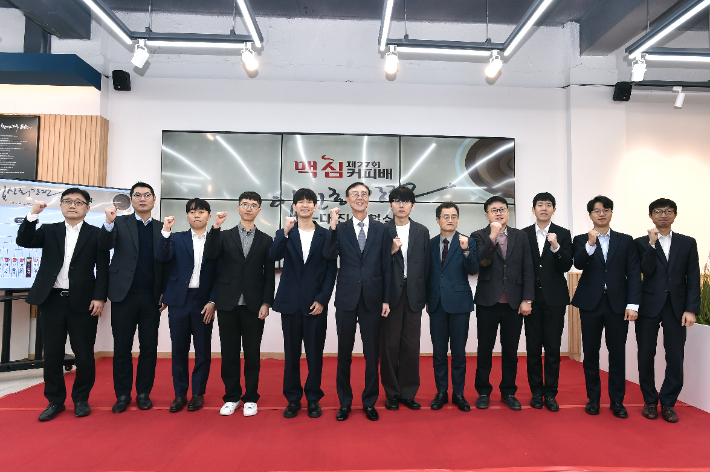 제27회 맥심커피배 입신최강전 대진 추첨식에 참석한 관계자 및 선수단 단체사진. 한국기원 제공