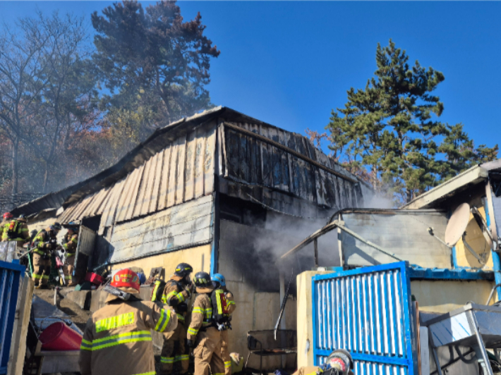 3일 부산 기장군 일광읍의 한 재활용센터 창고에서 불이 나 소방대원들이 진화하고 있다. 부산소방재난본부 제공 
