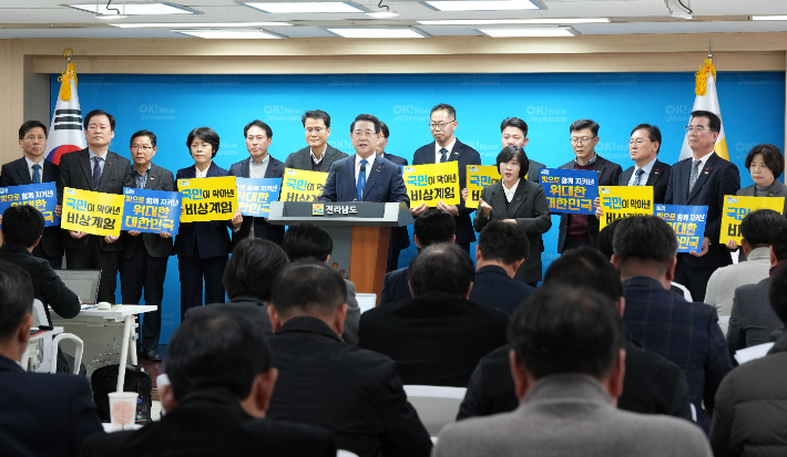 김영록 전라남도지사가 3일 도청 브리핑룸에서 '12·3 불법 비상계엄 저지 1주년' 대도민 성명문을 발표하고 있다. 전라남도 제공