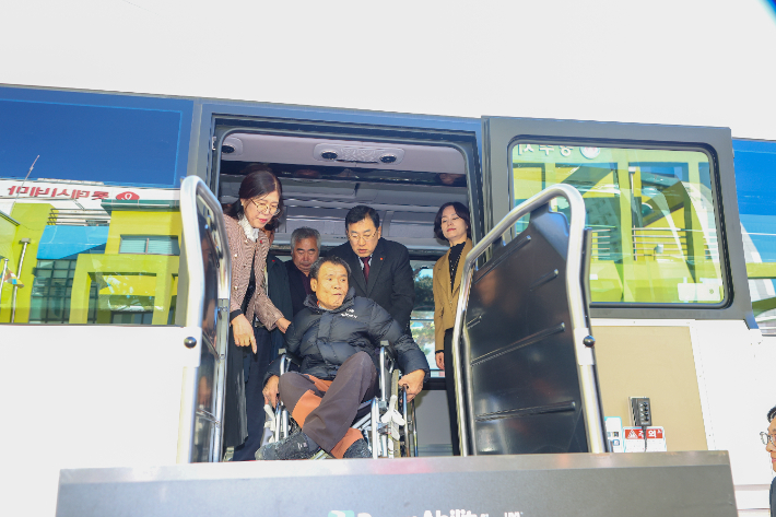 주낙영 경주시장이 특장버스를 통한 장애인 이동지원 시연을 진행하고 있다. 경주시 제공