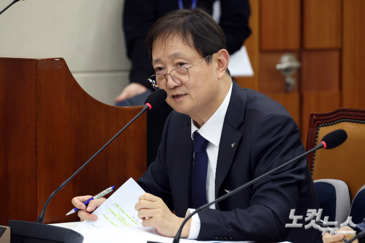 이찬진 금융감독원장이 3일 서울 여의도 국회에서 열린 정무위원회 전체회의 쿠팡 개인정보 유출 관련 현안질의에서 의원 질의에 답변을 하고 있다. 윤창원 기자