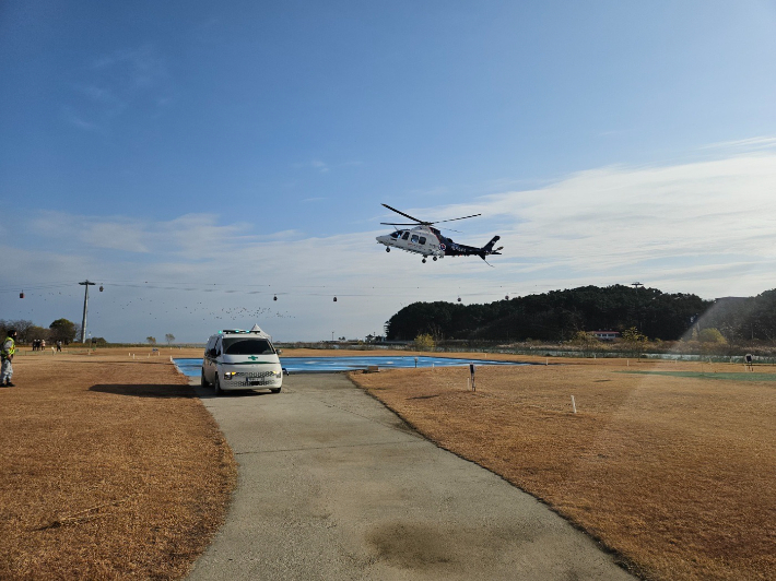 신한울 3·4호기 건설현장 근로자를 안동병원 닥터헬기가 긴급이송하고 있다. 한울본부 제공