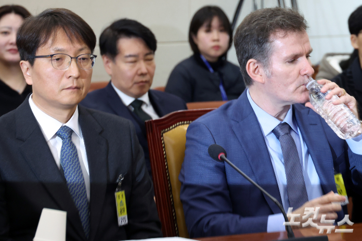 2일 서울 여의도 국회에서 열린 과학기술정보방송통신위원회 전체회의 '쿠팡 침해사고' 관련 현안질의에 브랫 매티스 쿠팡 최고정보보안책임자(CISO, 오른쪽)가 출석해 물을 마시고 있다. 윤창원 기자