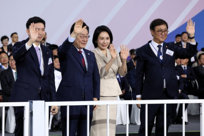 유승민 대한체육회장(사진 왼쪽부터)과 이재명 대통령, 김혜경 여사, 최휘영 문화체육관광부 장관이 지난 10월 17일 부산아시아드주경기장에서 열린 제106회 전국체육대회 개회식에 참석해 입장하는 선수들에 손을 흔들고 있다. 연합뉴스