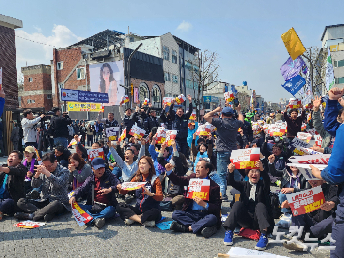 지난 4월 4일, 헌법재판소가 윤석열 대통령의 파면 결정을 내린 후 기뻐하는 시민들. 김대한 기자