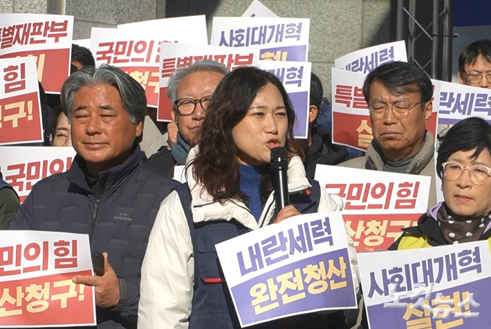 3일 전북도청 앞에서 열린 내란청산 촉구 기자회견에서 이민경 민주노총 전북본부장이 발언하고 있다. 심동훈 기자