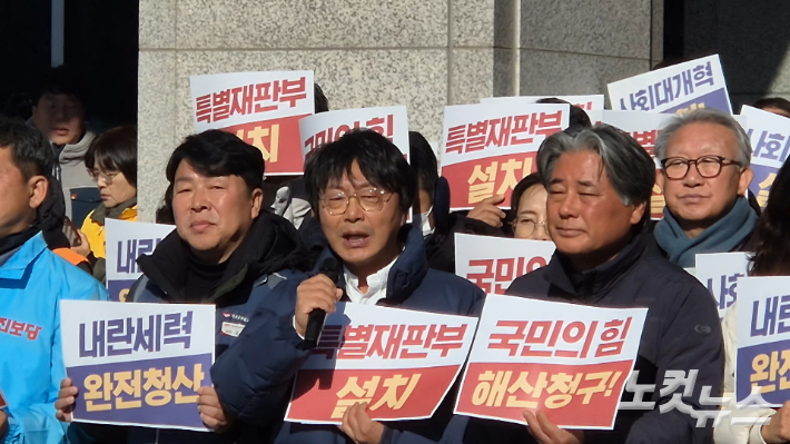 3일 전북도청 앞에서 열린 내란청산 촉구 기자회견에서 발언하는 이정현 전북환경운동연합 대표. 심동훈 기자