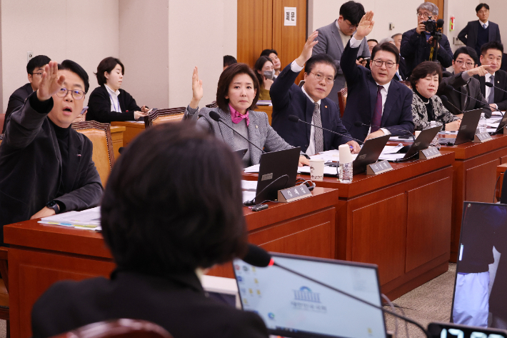 3일 서울 여의도 국회에서 열린 법제사법위원회 전체회의에서 국민의힘 소속 위원들이 더불어민주당 소속 추미애 위원장의 의사진행에 항의하며 발언기회를 요청하고 있다. 연합뉴스