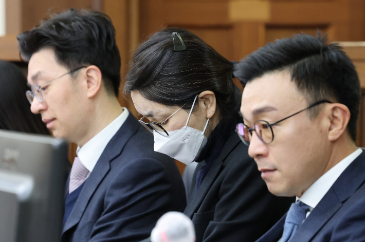 도이치모터스 주가조작과 명태균 공천개입, 통일교 청탁·뇌물 수수 의혹 혐의 등으로 구속기소 된 김건희 여사가 3일 서울 서초구 서울중앙지방법원에서 열린 자본시장법 위반 혐의 결심 공판에 출석해 있다. 연합뉴스