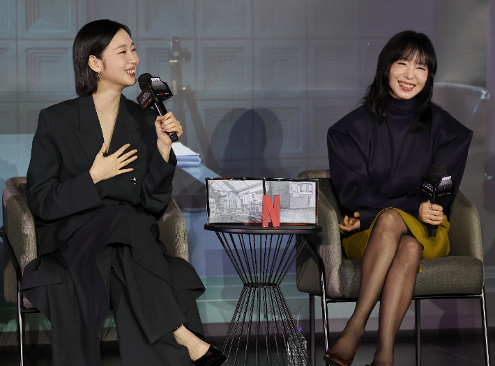배우 김고은(왼쪽)과 전도연이 3일 서울 CGV 용산아이파크몰점에서 열린 넷플릭스 시리즈 '자백의 대가' 시사 간담회에 참석하고 있다. 연합뉴스