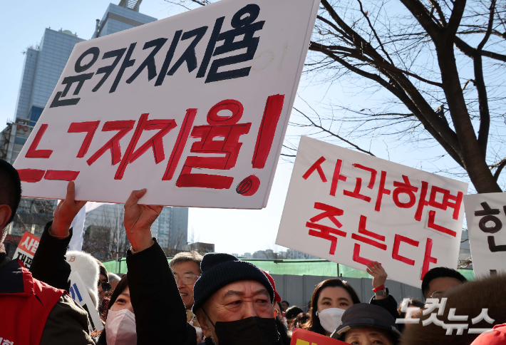 1일 인천 주안역 앞에서 열린 국민의힘 민생회복 법치수호 인천 국민대회에서 지지자들이 피켓을 들고 구호를 외치고 있다. 인천=박종민 기자