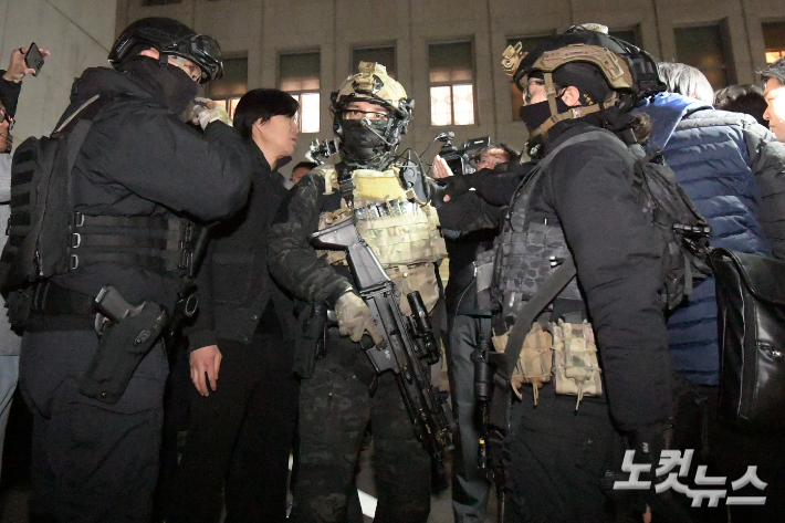 계엄이 선포된 지난해 12월 3일 서울 여의도 국회 의사당에서 군인들이 국회 관계자들과 충돌하고 있다. 윤창원 기자