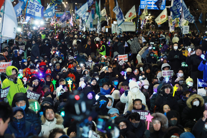 3일 서울 여의도 국회의사당 정문 앞에서 열린 '12·3 내란·외환 청산과 종식, 사회 대개혁 시민 대행진' 집회에서 참가자들이 응원봉을 들고 있다.  연합뉴스