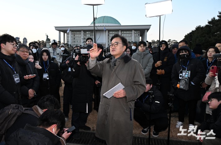 우원식 국회의장이 12·3 비상계엄 사태 1년이 된 3일 서울 여의도 국회에서 열린 다크투어에서 도슨트로 참여해 시민들에게 계엄 당시 주요 현장의 상황을 설명하고 있다. 국회 1문 부근. 국회사진기자단 2025.12.03