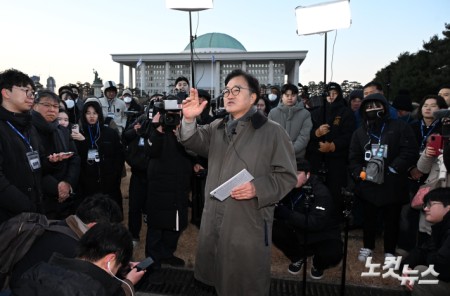 우원식 국회의장이 12·3 비상계엄 사태 1년이 된 3일 서울 여의도 국회에서 열린 다크투어에서 도슨트로 참여해 시민들에게 계엄 당시 주요 현장의 상황을 설명하고 있다. 국회 1문 부근. 국회사진기자단 2025.12.03