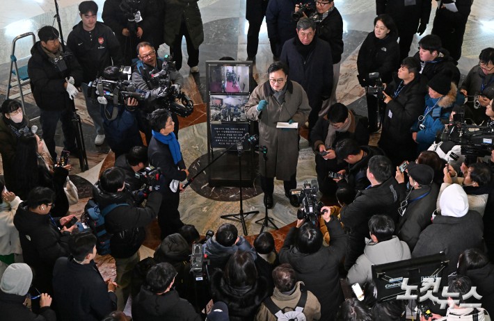 우원식 국회의장이 12·3 비상계엄 사태 1년이 된 3일 서울 여의도 국회에서 열린 다크투어에서 도슨트로 참여해 시민들에게 계엄 당시 주요 현장의 상황을 설명하고 있다. 로텐더홀. 국회사진기자단 2025.12.03