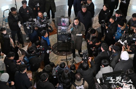 우원식 국회의장이 12·3 비상계엄 사태 1년이 된 3일 서울 여의도 국회에서 열린 다크투어에서 도슨트로 참여해 시민들에게 계엄 당시 주요 현장의 상황을 설명하고 있다. 로텐더홀. 국회사진기자단 2025.12.03