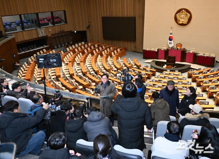 우원식 국회의장이 12·3 비상계엄 사태 1년이 된 3일 서울 여의도 국회에서 열린 다크투어에서 도슨트로 참여해 시민들에게 계엄 당시 주요 현장의 상황을 설명하고 있다. 본회의장 방청석. 국회사진기자단 2025.12.03